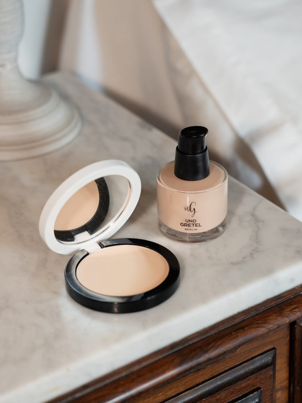 Compact Powder und CC Cream auf Nachttisch