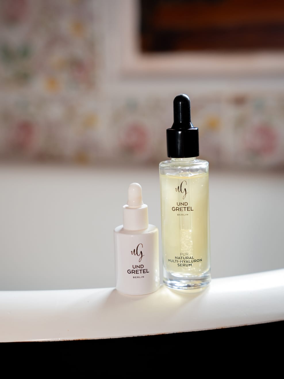 Tanning Drops und Serum auf Badewannenrand