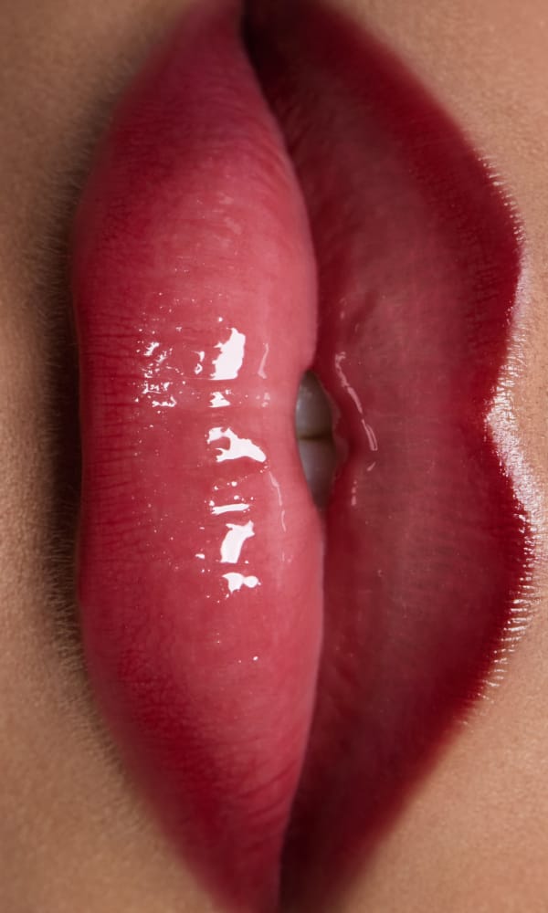 GLIZ Lip Oil aufgetragen mit rotem Lippenstift