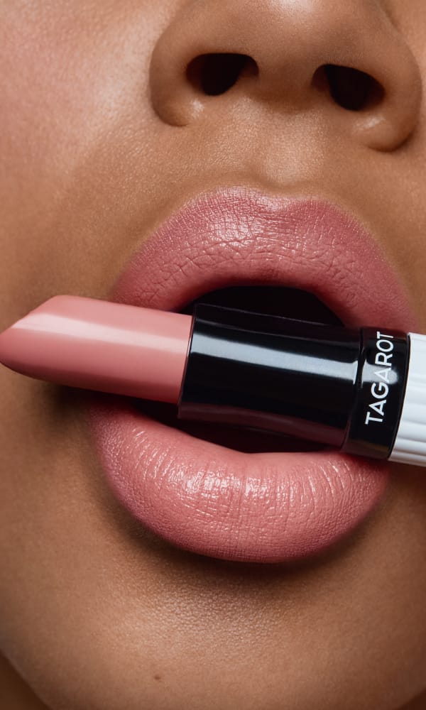 UND GRETEL TAGAROT Lipstick Powder Rose im Mund