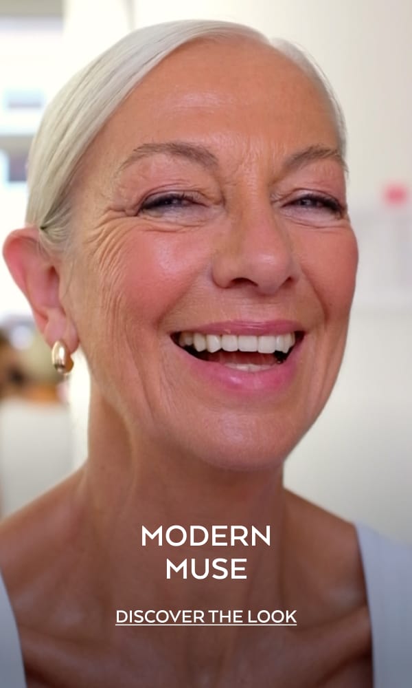 Frau mittleren Alters mit UND GRETEL Modern Muse Look