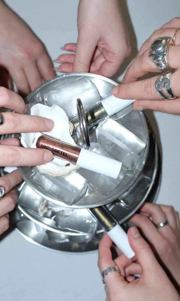 GLANZ Long-lasting Liquid Eye Shadow Schüssel mit Händen