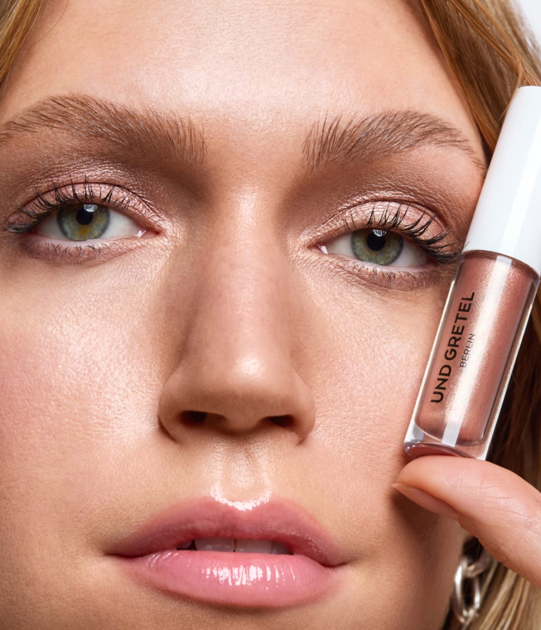 GLANZ Liquid Eye Shadow Moon Milk an Model