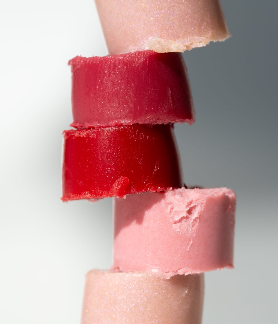 Stapel auf Tinted Lip Balms in Rot und Rosa