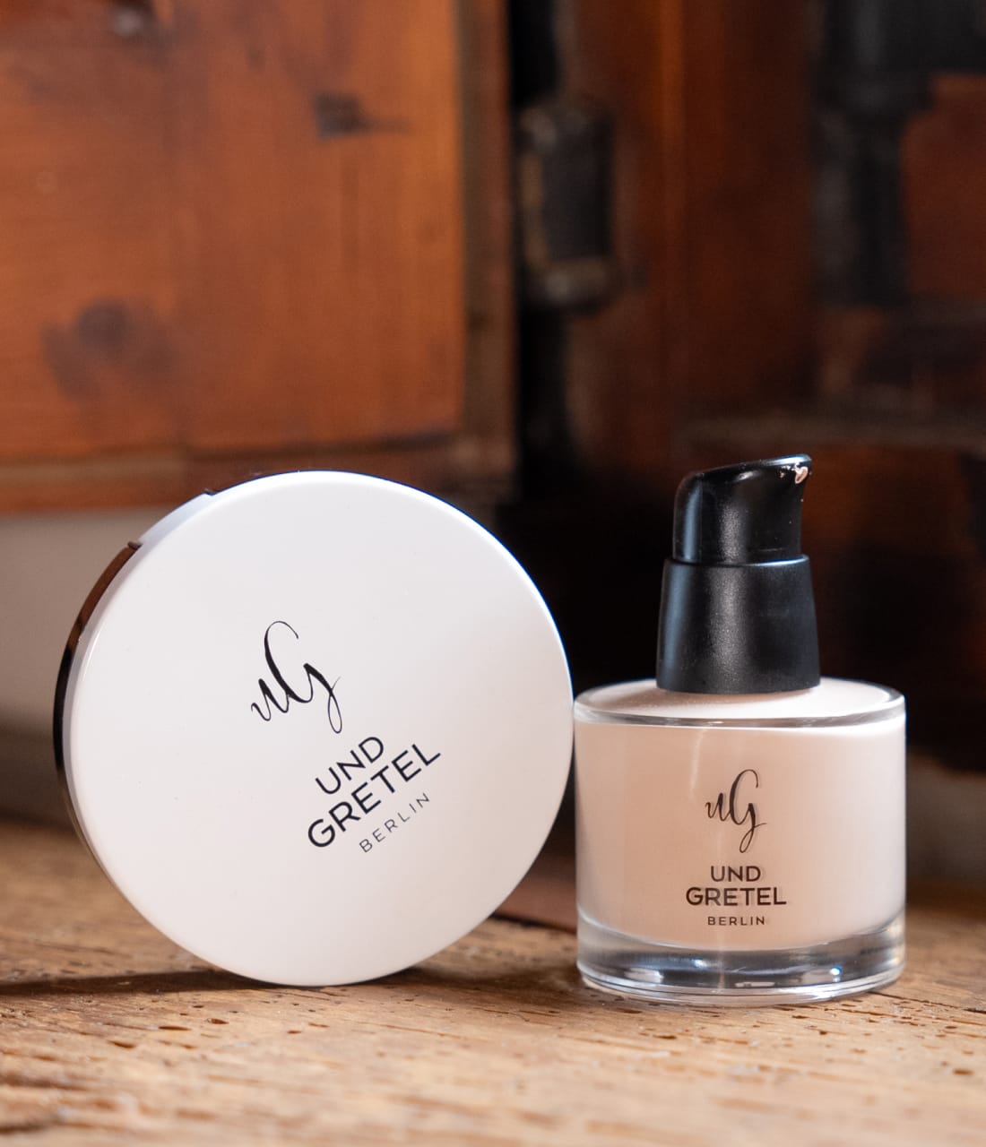 Compact Powder und CC Cream auf Holzboden nebeneinander