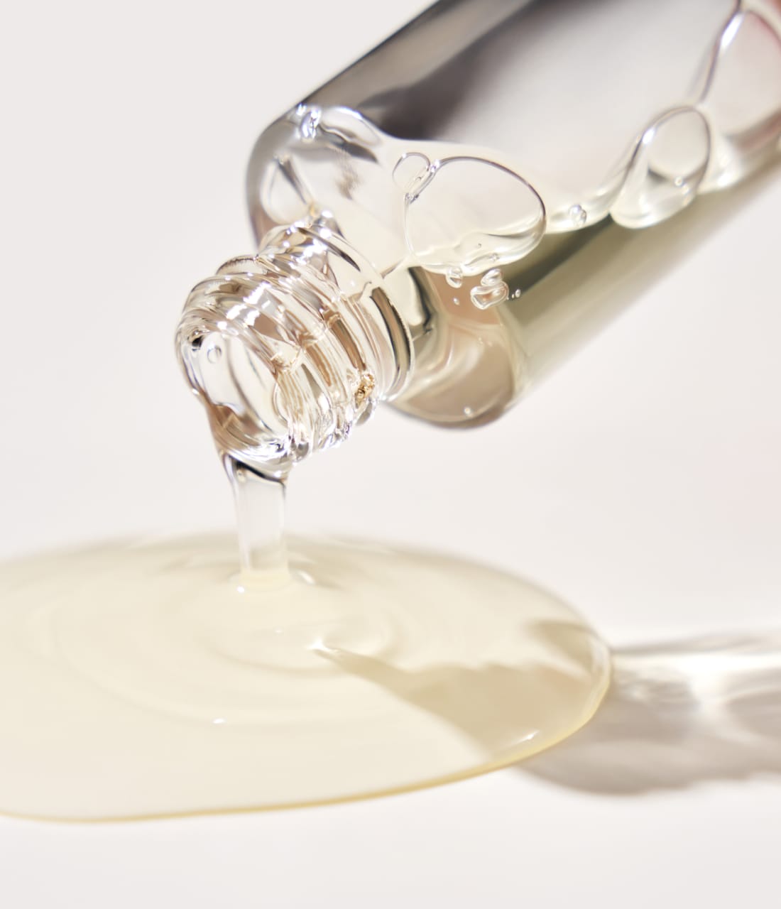 Serum wird ausgegossen