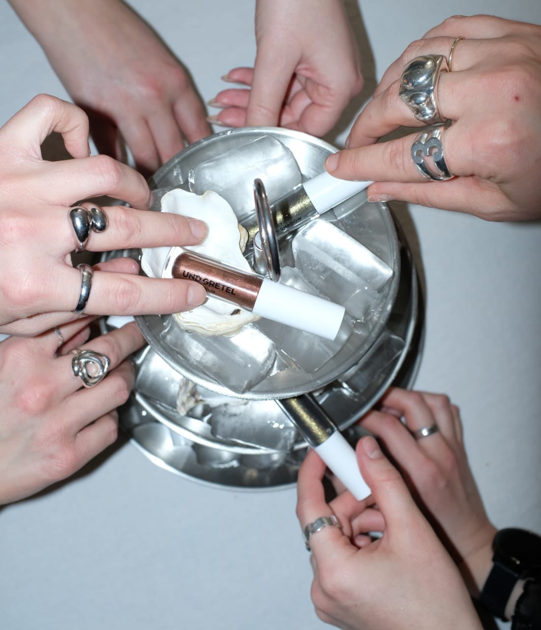 GLANZ Long-lasting Liquid Eye Shadow Schüssel mit Händen