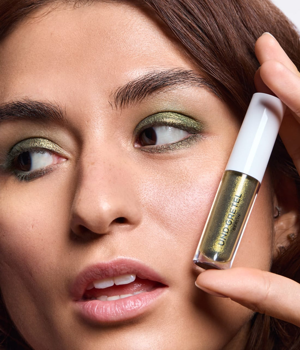 GLANZ Liquid Eye Shadow Fairy Fern applied on model