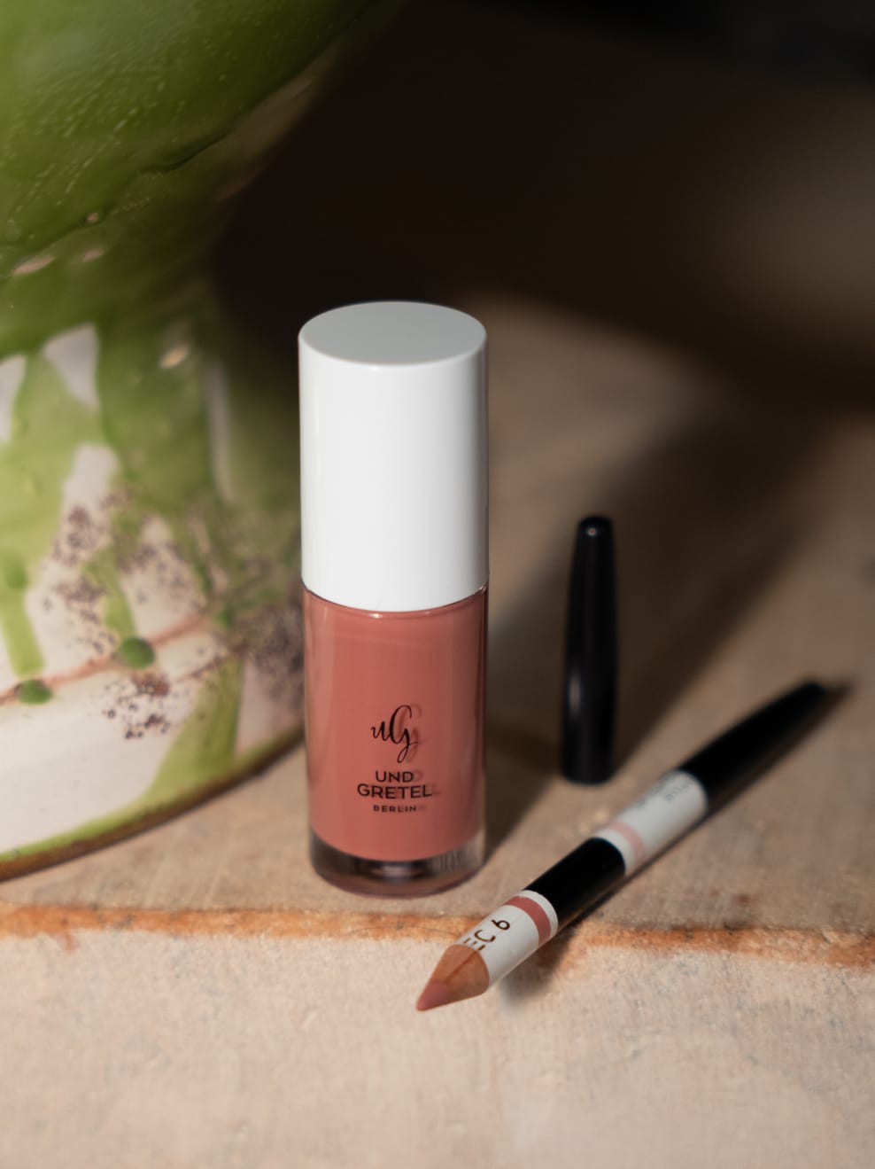 Lip Oil und Lipliner auf Fliesen