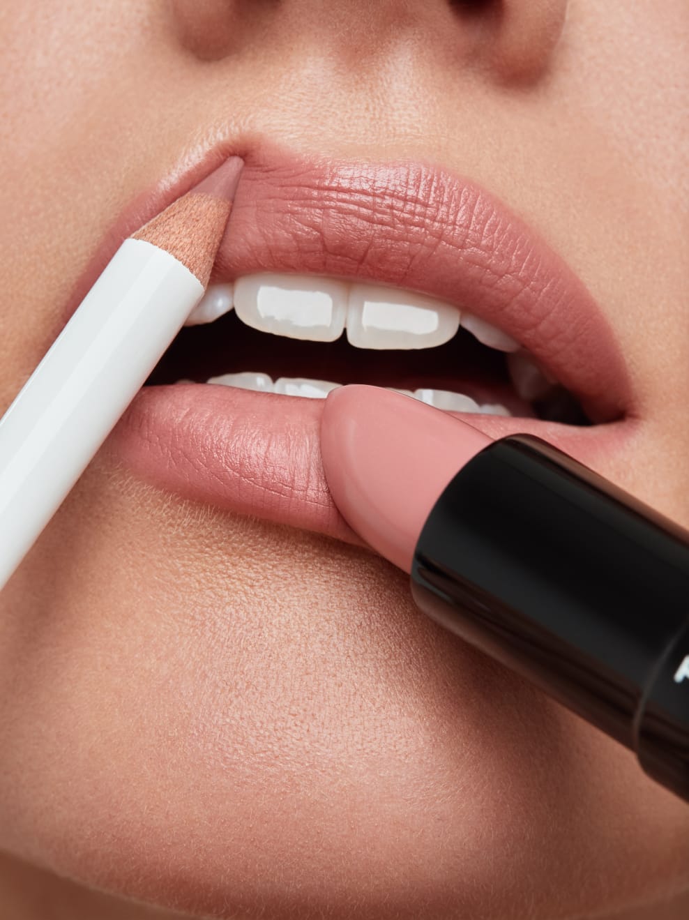 Nahaufnahme Lippen werden mit Lustec 06 und Tagarot 12 geschminkt