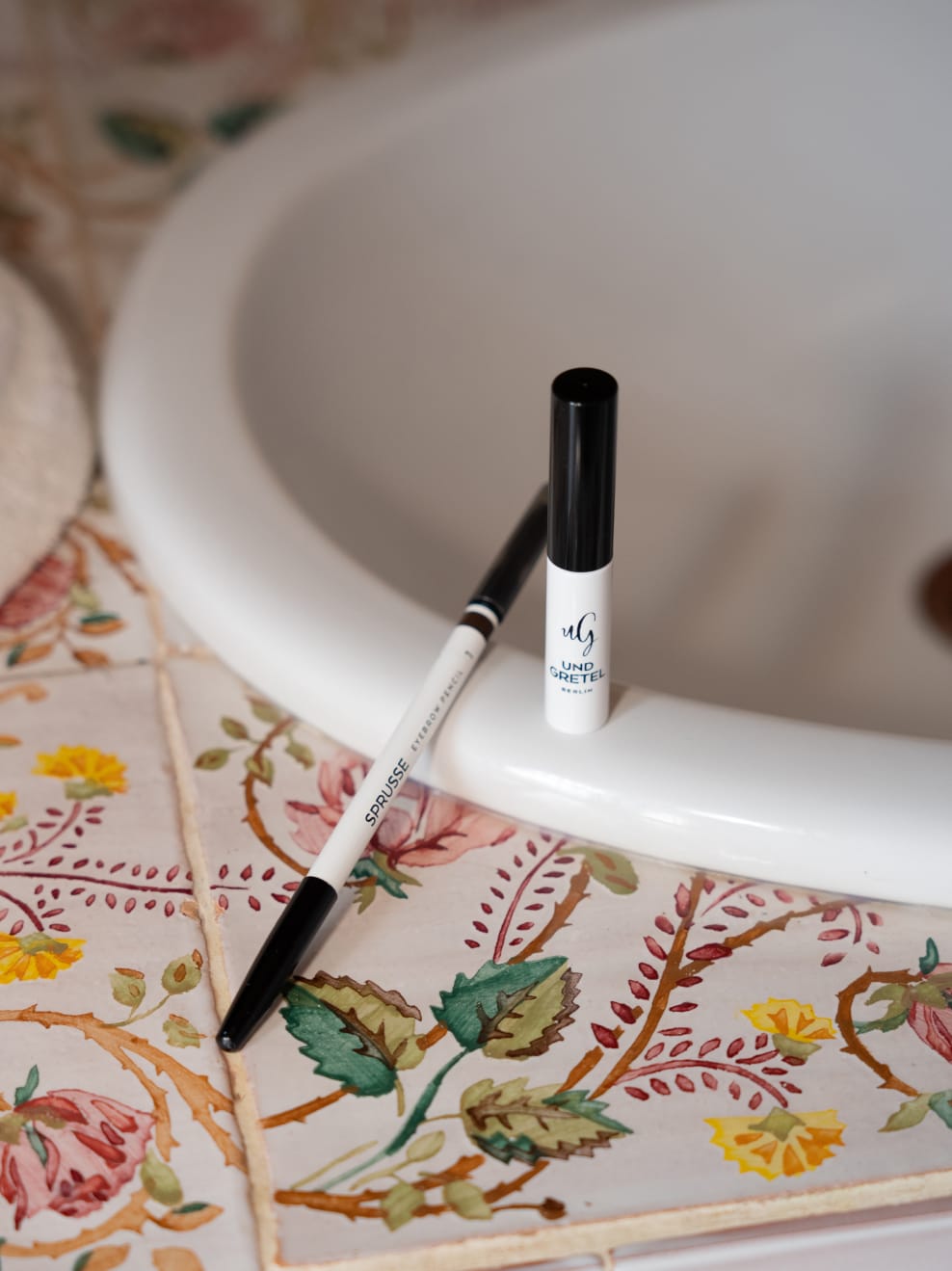 Augenbrauenstift und Augenbrauengel im Badezimmer