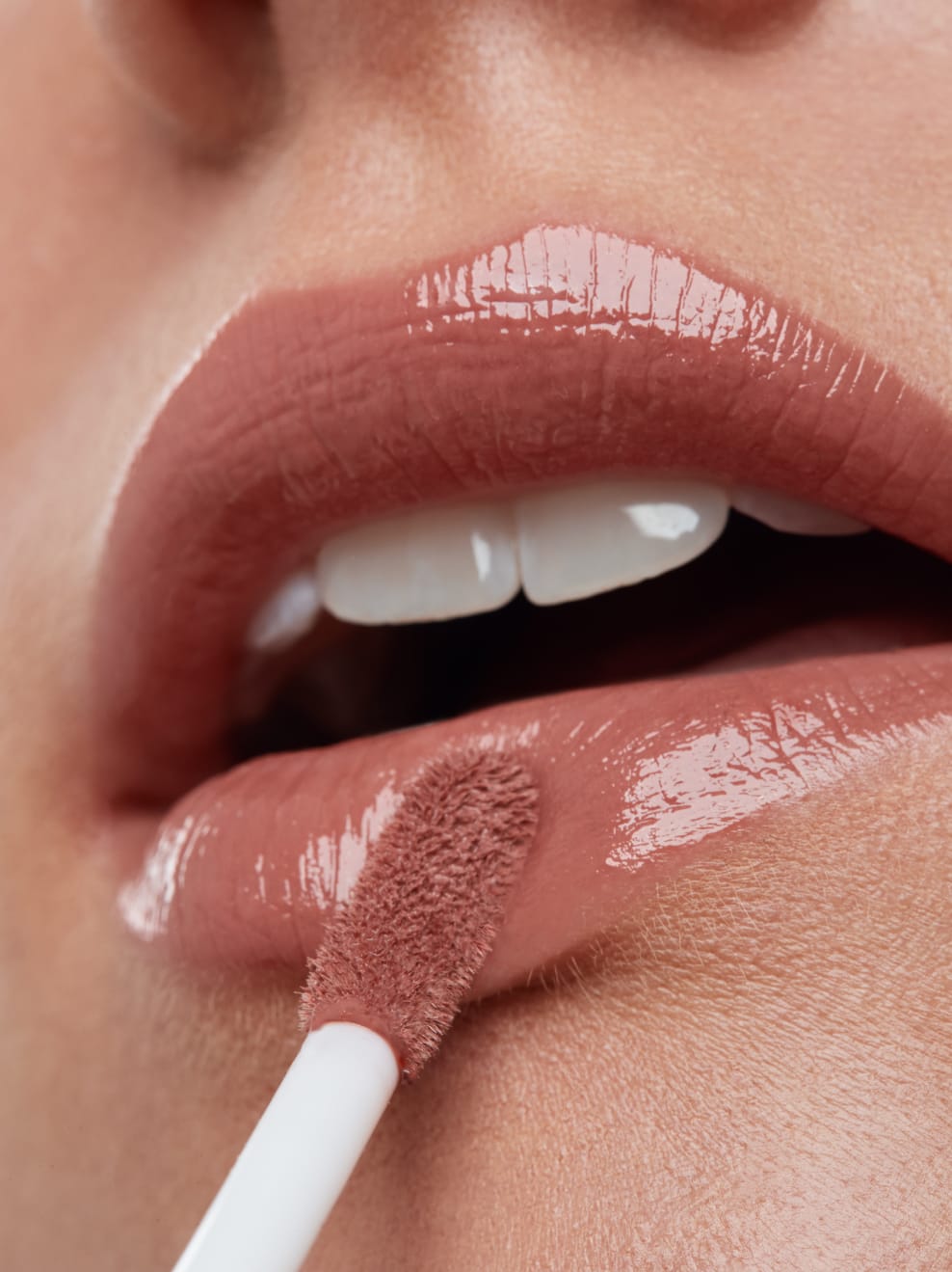 Nahaufnahme Model trägt Knutzen 13 auf