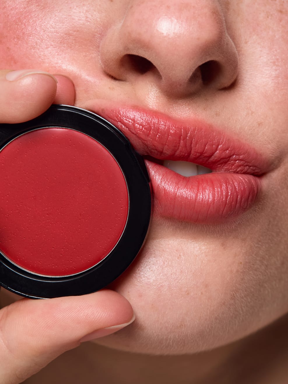 VARWE Cream Color Pot Cherry on Top auf Lippen
