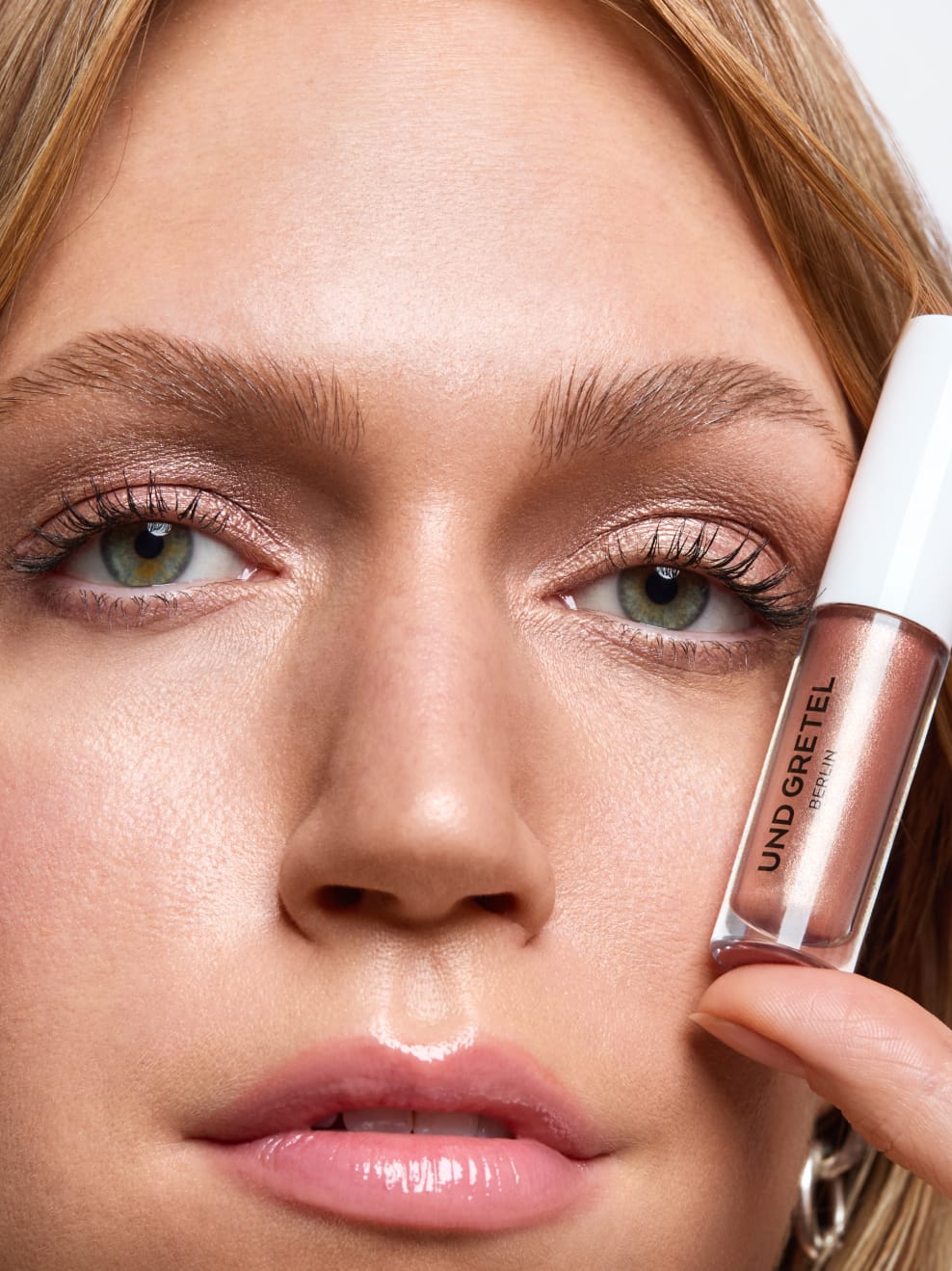 GLANZ Liquid Eye Shadow Moon Milk applied on model