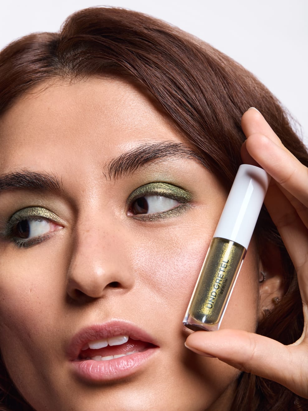 GLANZ Liquid Eye Shadow Fairy Fern applied on model