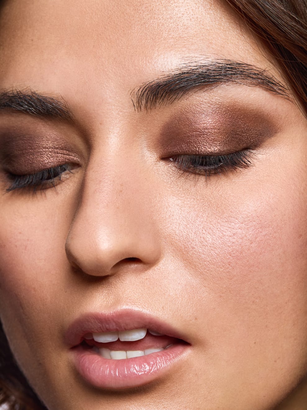 GLANZ Liquid Eye Shadow Mocca Muse applied on model