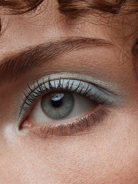 Nahaufnahme Auge geschminkt mit Imbe Ice Blue