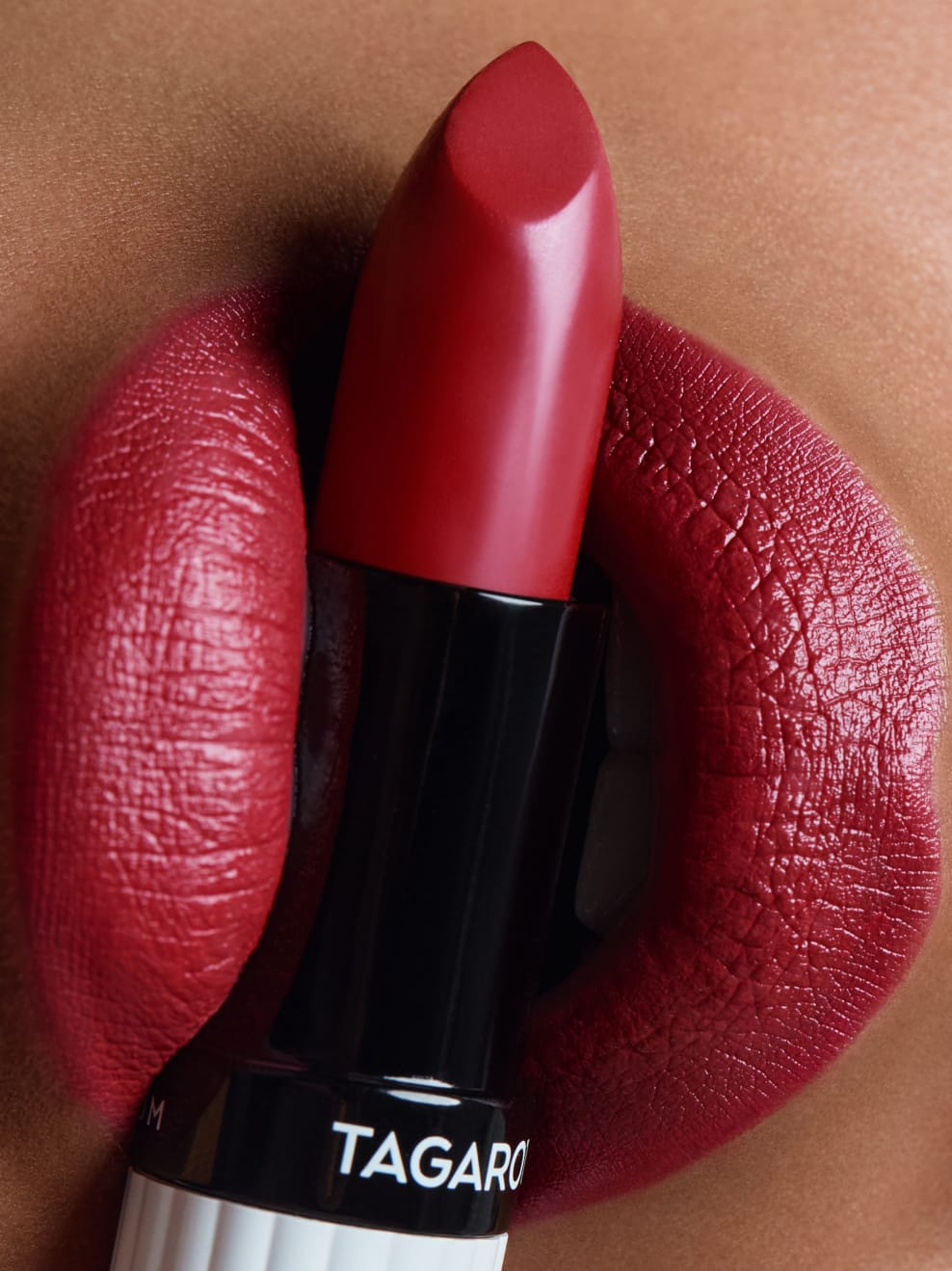 UND GRETEL TAGAROT Lippenstift Hibiscus im Mund